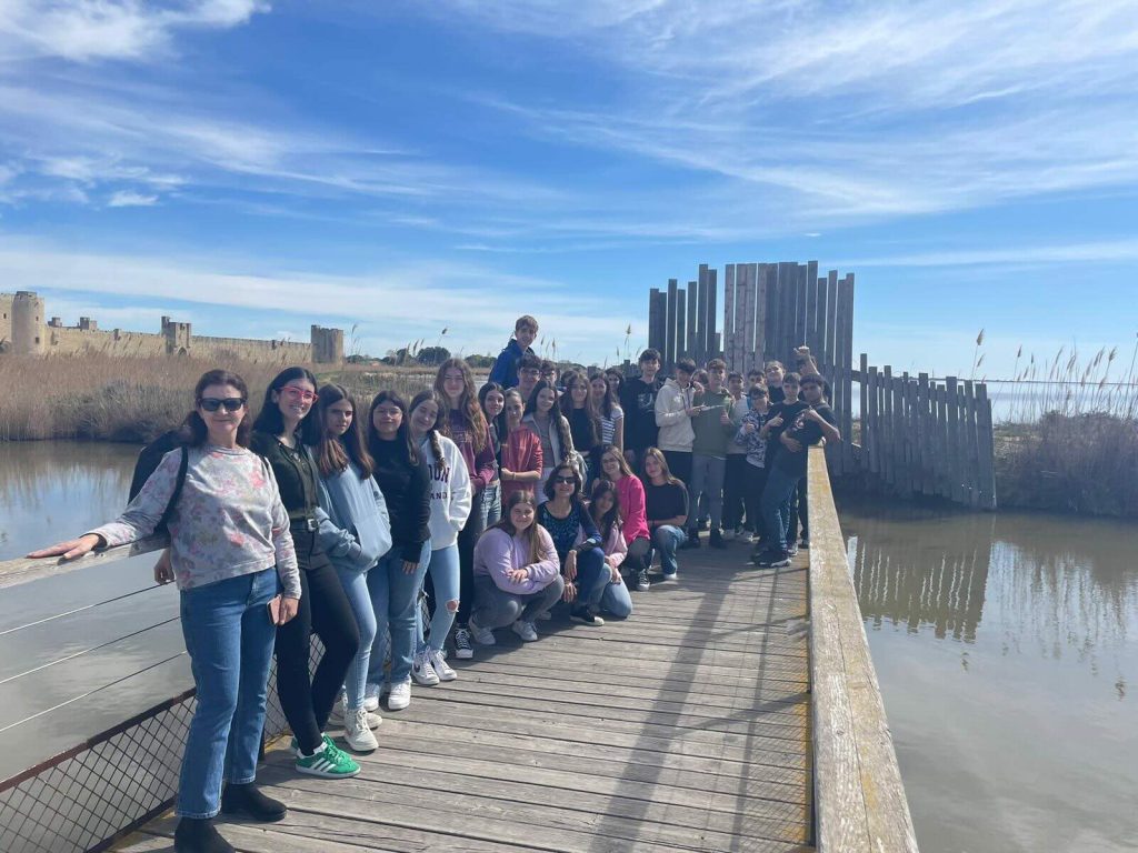Foto de grupo durante la visita a la ciudad medieval de Aigues-Mortes.