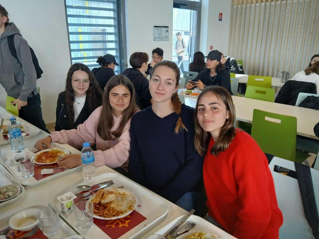 Algunas de nuestras alumnas en la cantina del centro francés.