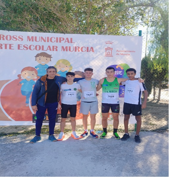 Alumnos del IES Infante en el cross municipal de Murcia con su profesor, José Antonio Vera.